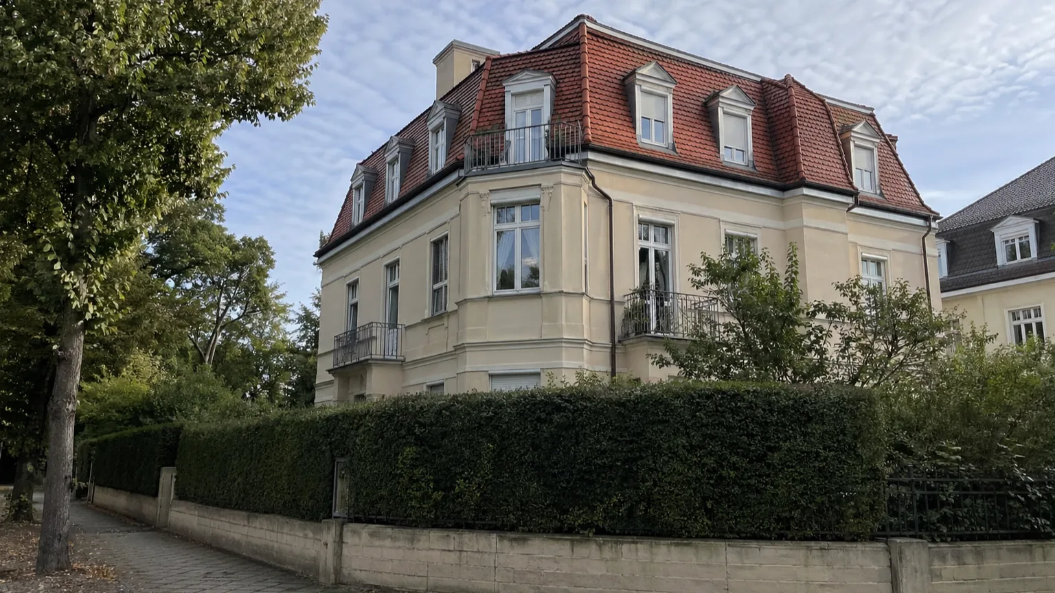 Apartment Building — immeuble résidentiel