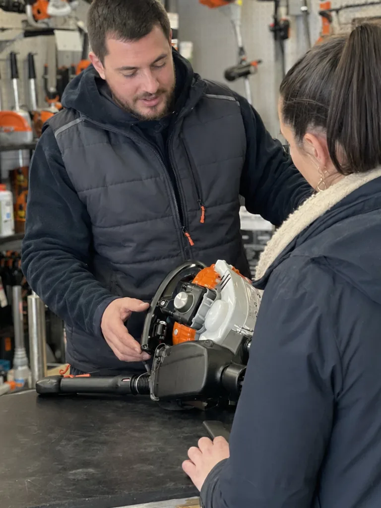 Vende el cortacésped, lo repara, lo conoce