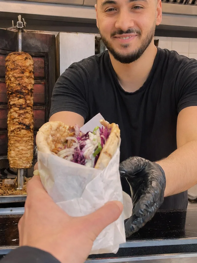 Charbon, pâte fraîche, et une file qui sait pourquoi