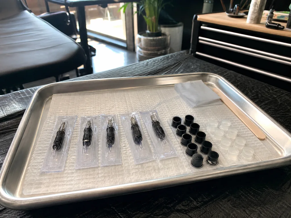 Kleines Fine-Line-Tattoo