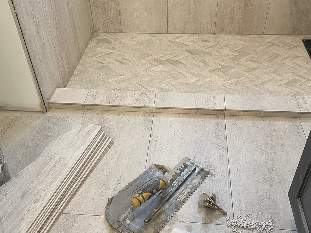 Instalación de azulejos de baño